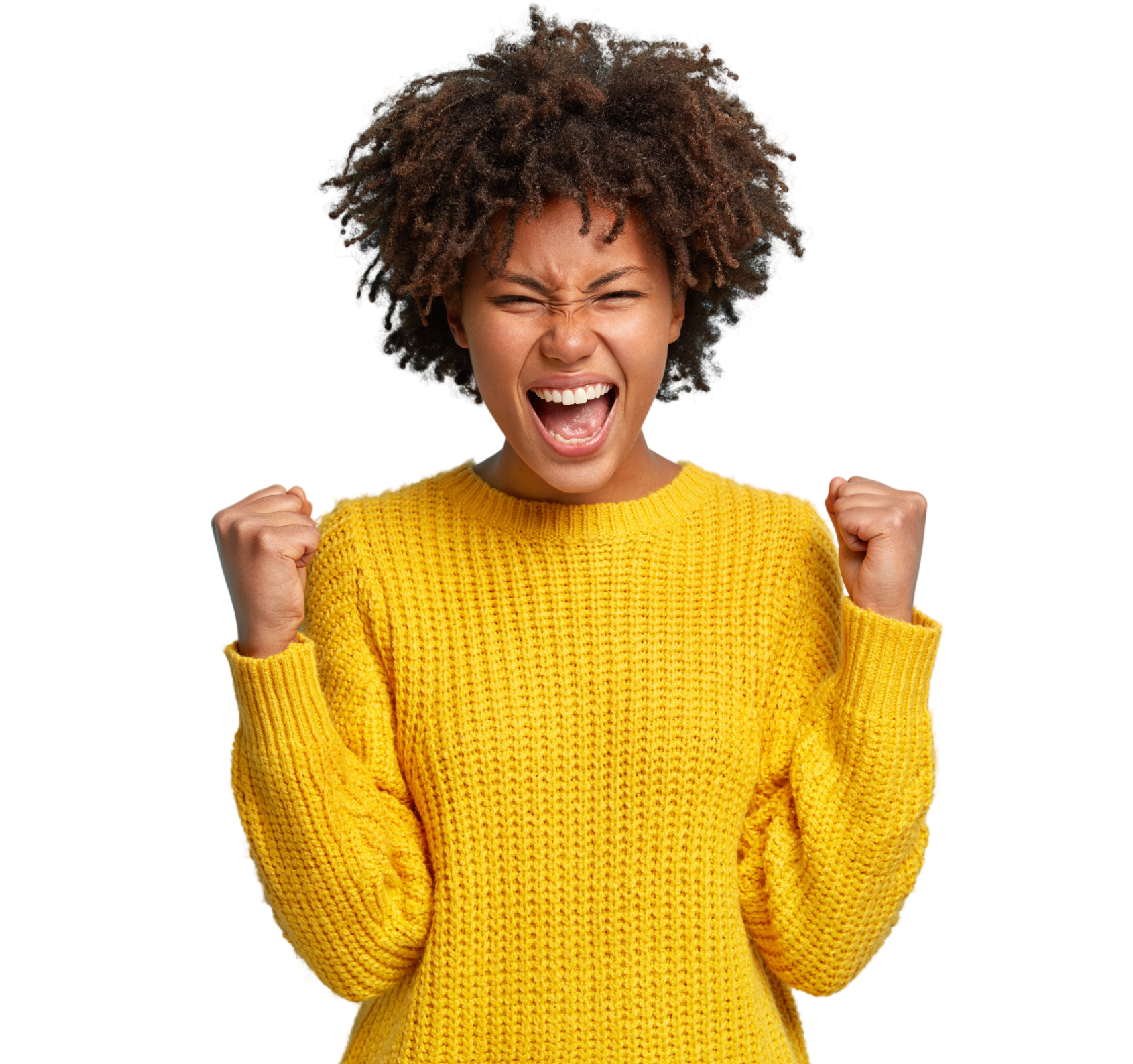 Une femme portant un chandail jaune tient ses poings avec engouement