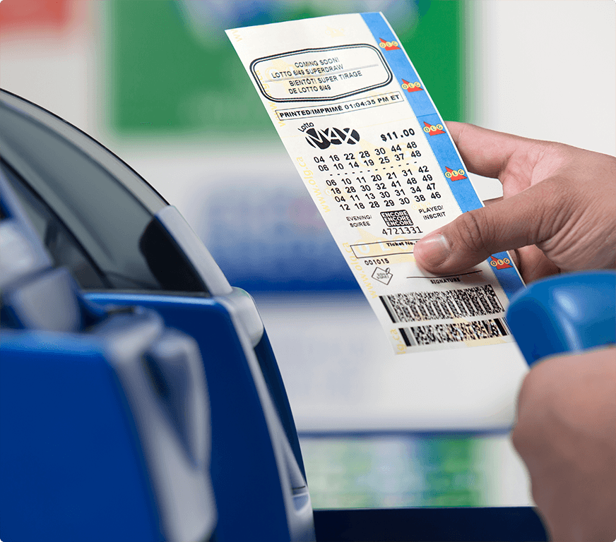 Main qui tient un billet de LOTTO MAX