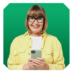 Une femme joue à DAILY KENO sur son téléphone