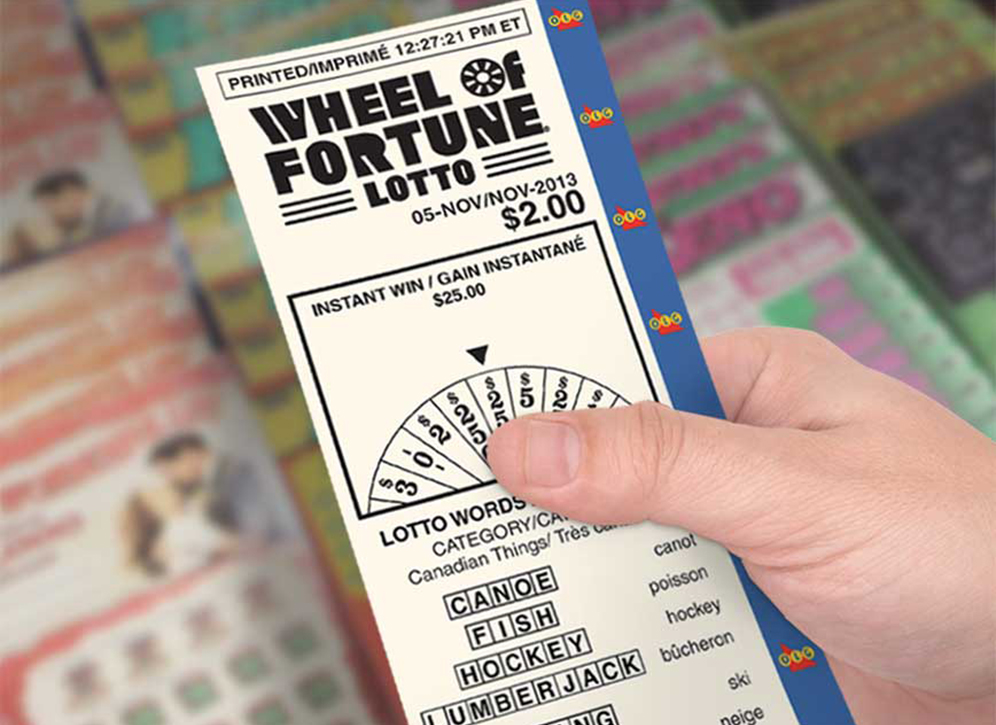 Main qui tient un billet de WHEEL OF FORTUNE® LOTTO