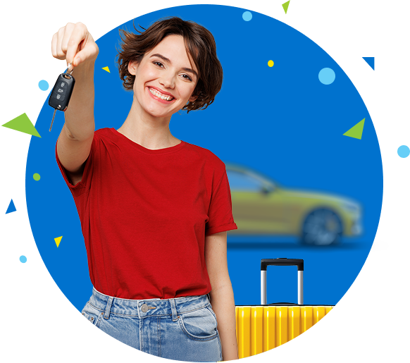 Une gagnante tient la clé d’une voiture visible en arrière-plan et une valise est placée à côté d’elle. 